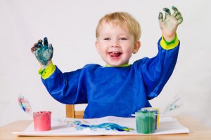 boy-finger-painting